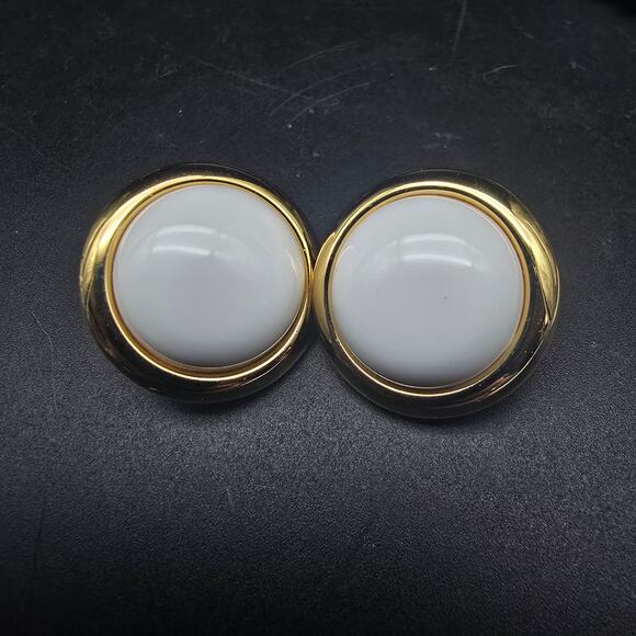 Monet White Round Clip On Earrings Gold Tone Vintage Jewelry - Picture 7 of 7